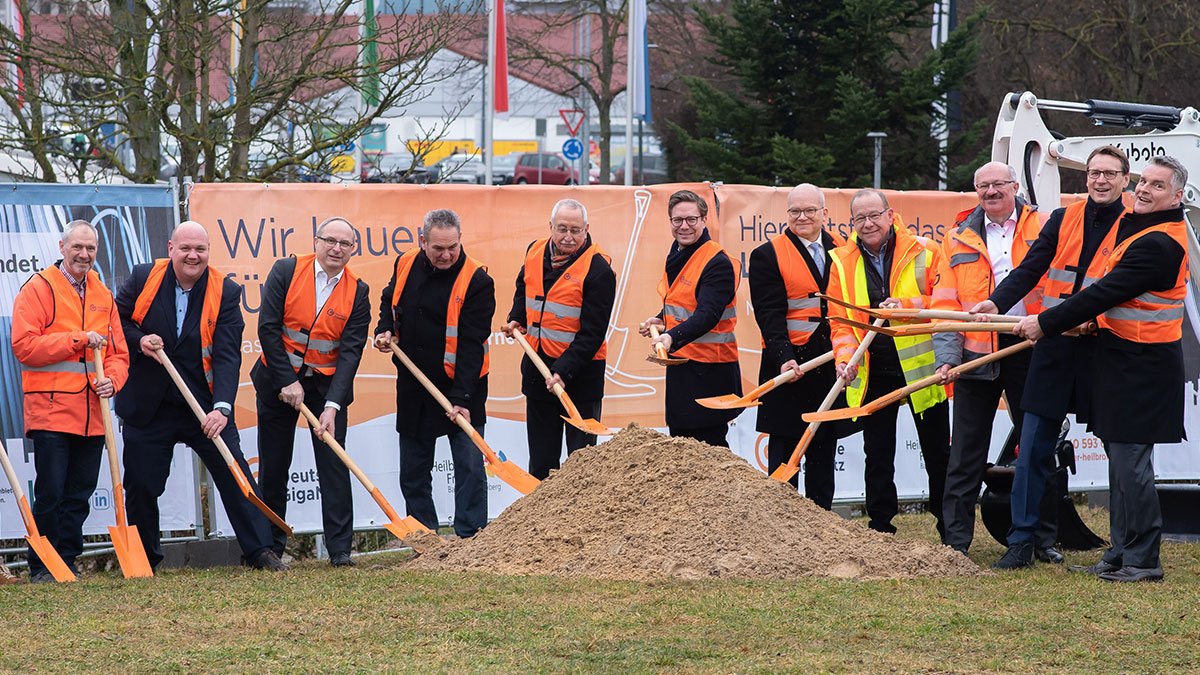 Symbolischer Spatenstich in Brackenheim mit Vertretern der Stadt, des Landkreises, aus dem Bundestag und der beteiligten Unternehmen