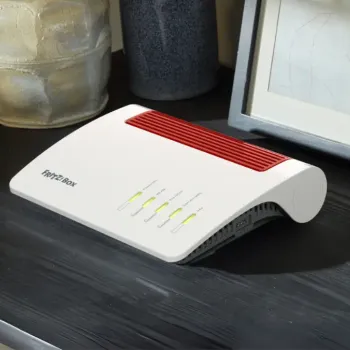 Fritz box Router steht auf Schreibtisch